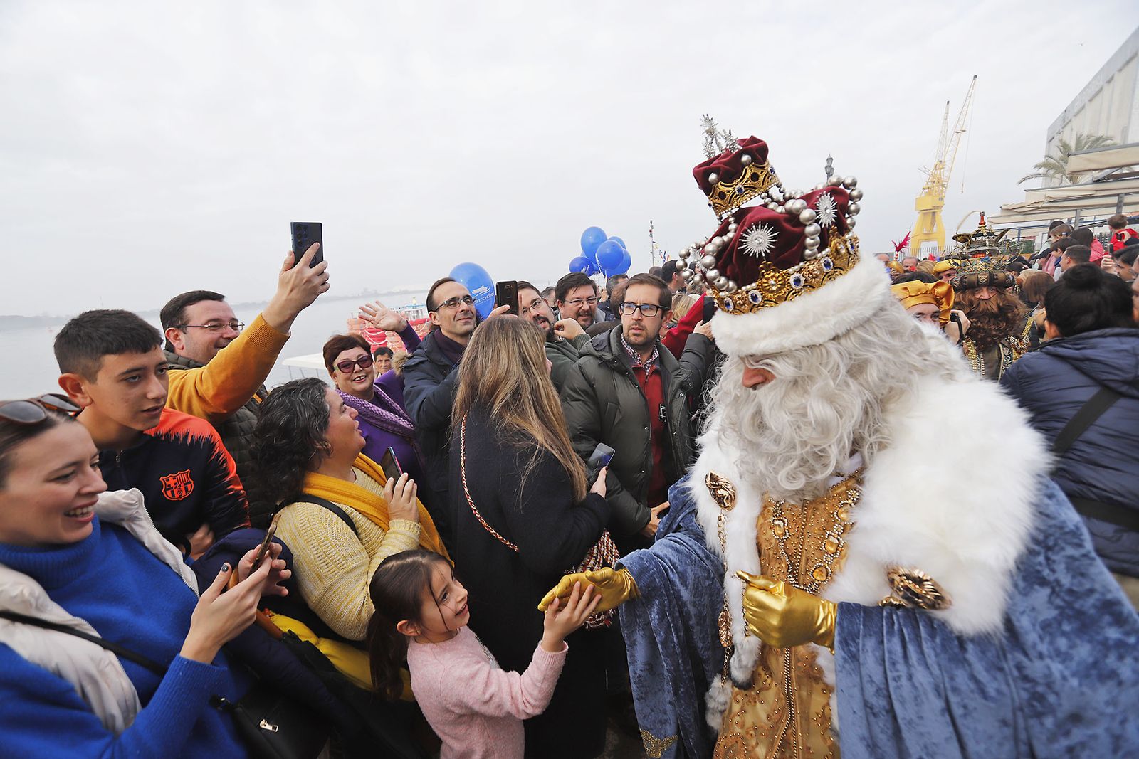Imágenes de la mágica llegada de los Reyes Magos y la Estrella de la Ilusión a Huelva en barco