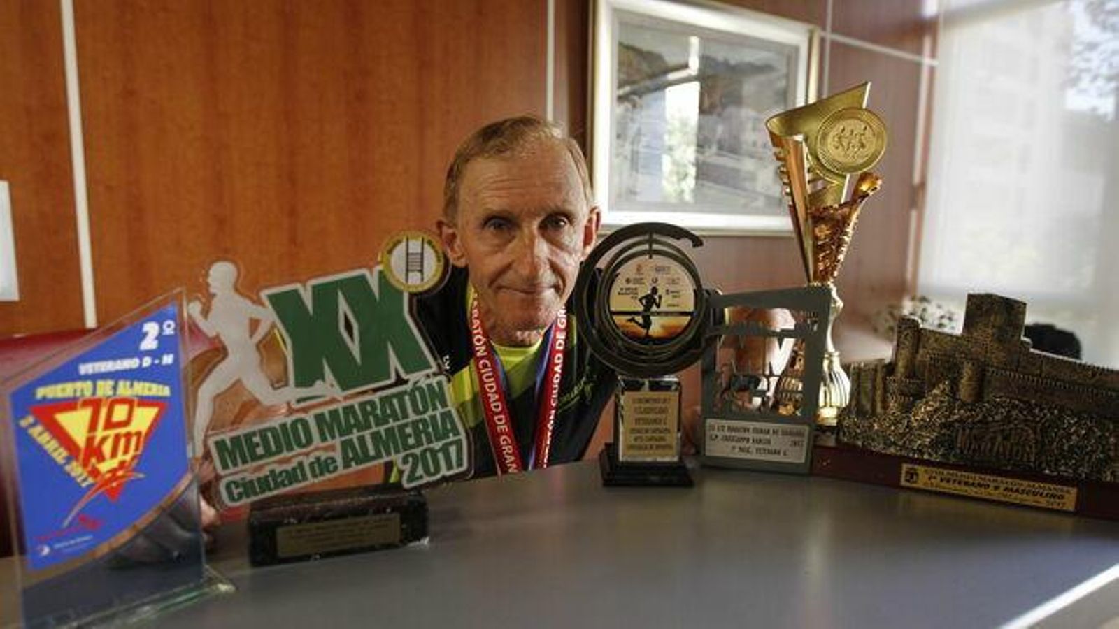 Diego posa junto a algunos de sus trofeos conseguidos en su carrera