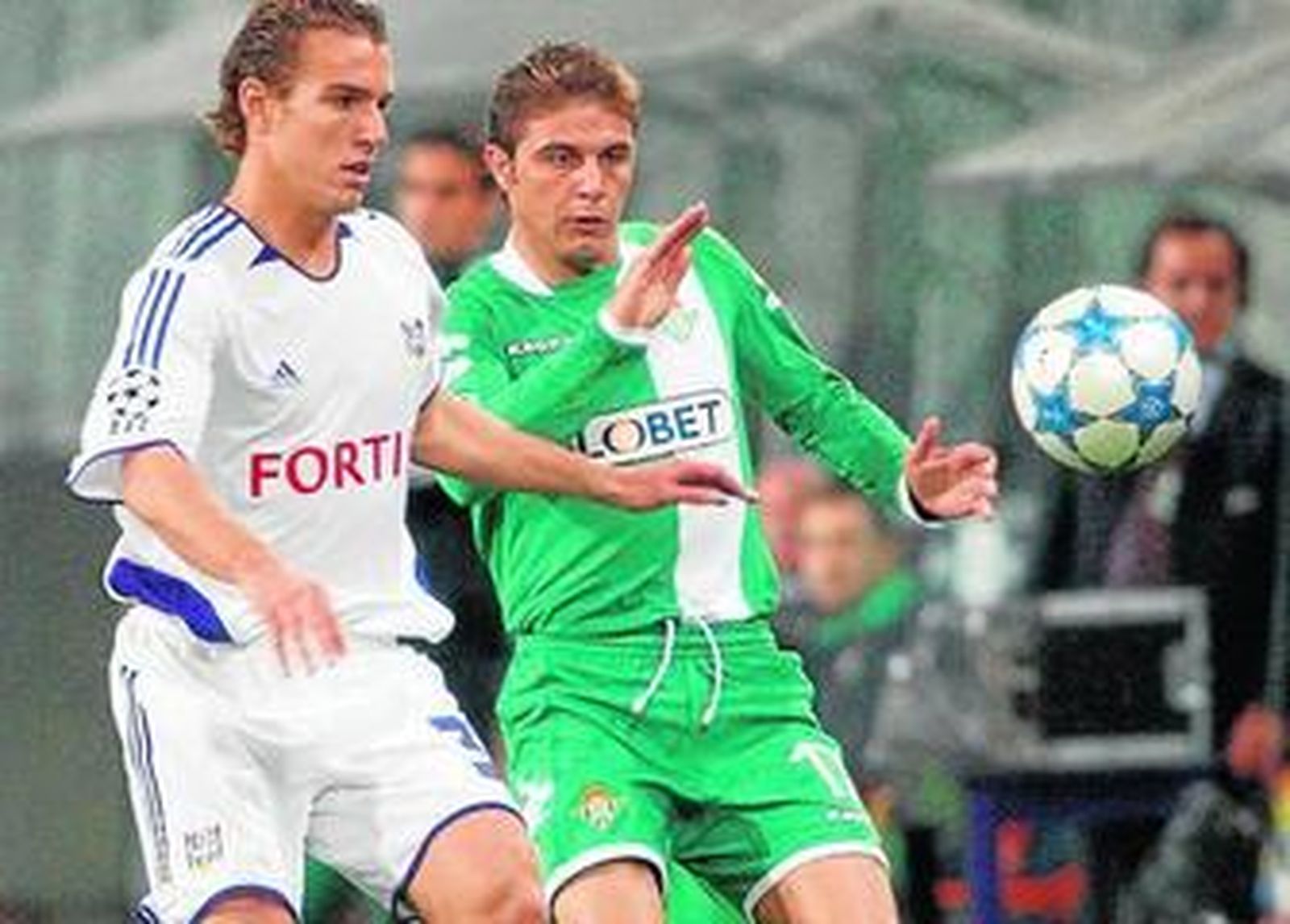 Joaquín disputa un balón durante aquel partido en el Constan vanden Stock.