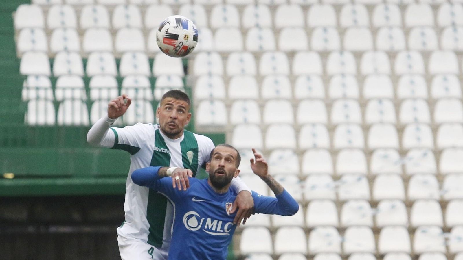Xavi Molina gana por alto un balón a Fran Carnicer. Xavi Molina gana por alto un balón a Fran Carnicer.