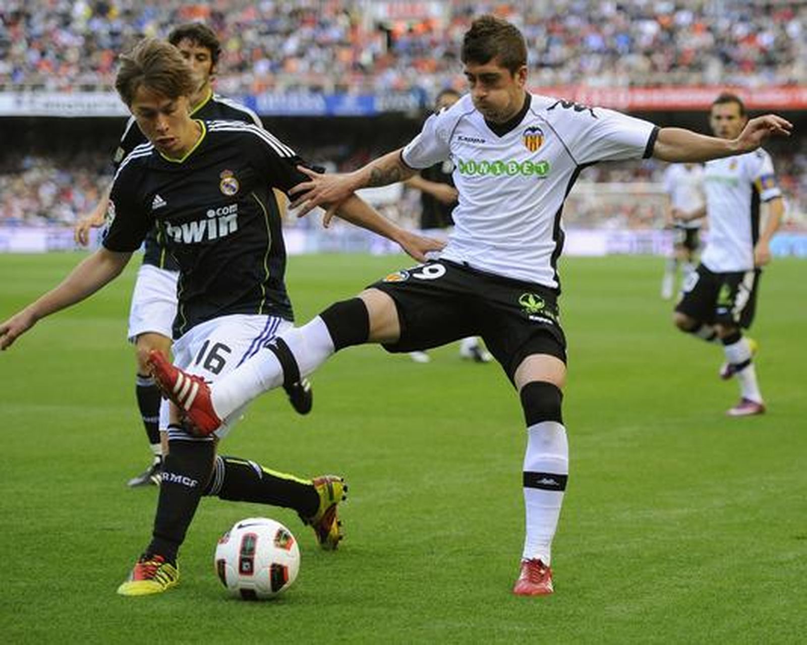 Canales lucha por un balón con Pablo Hernández. / Reuters