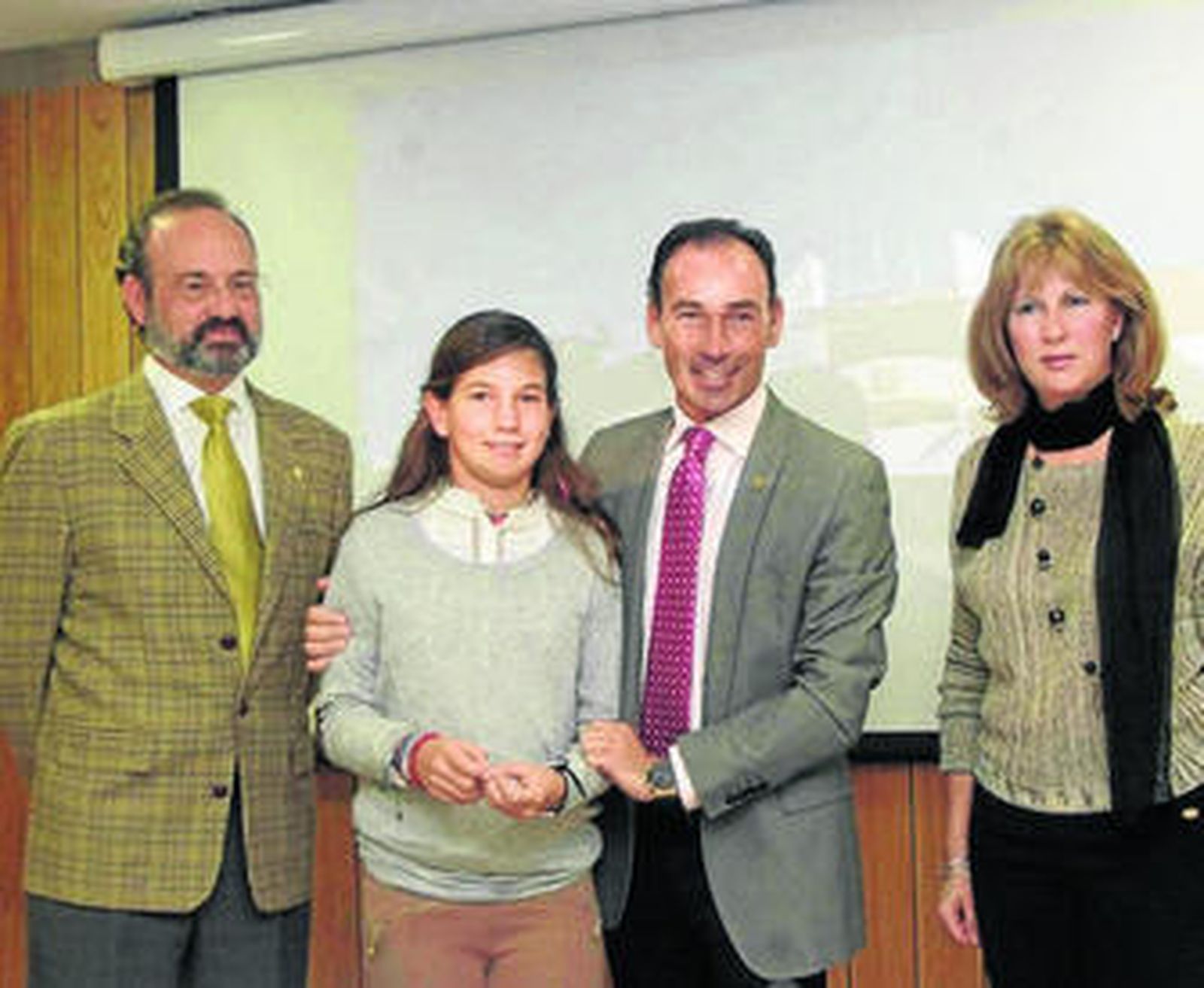 Pepín Liria con su hija Jara, la concejala María Dolores Ortega y Benjamín Hernández Montanari.
