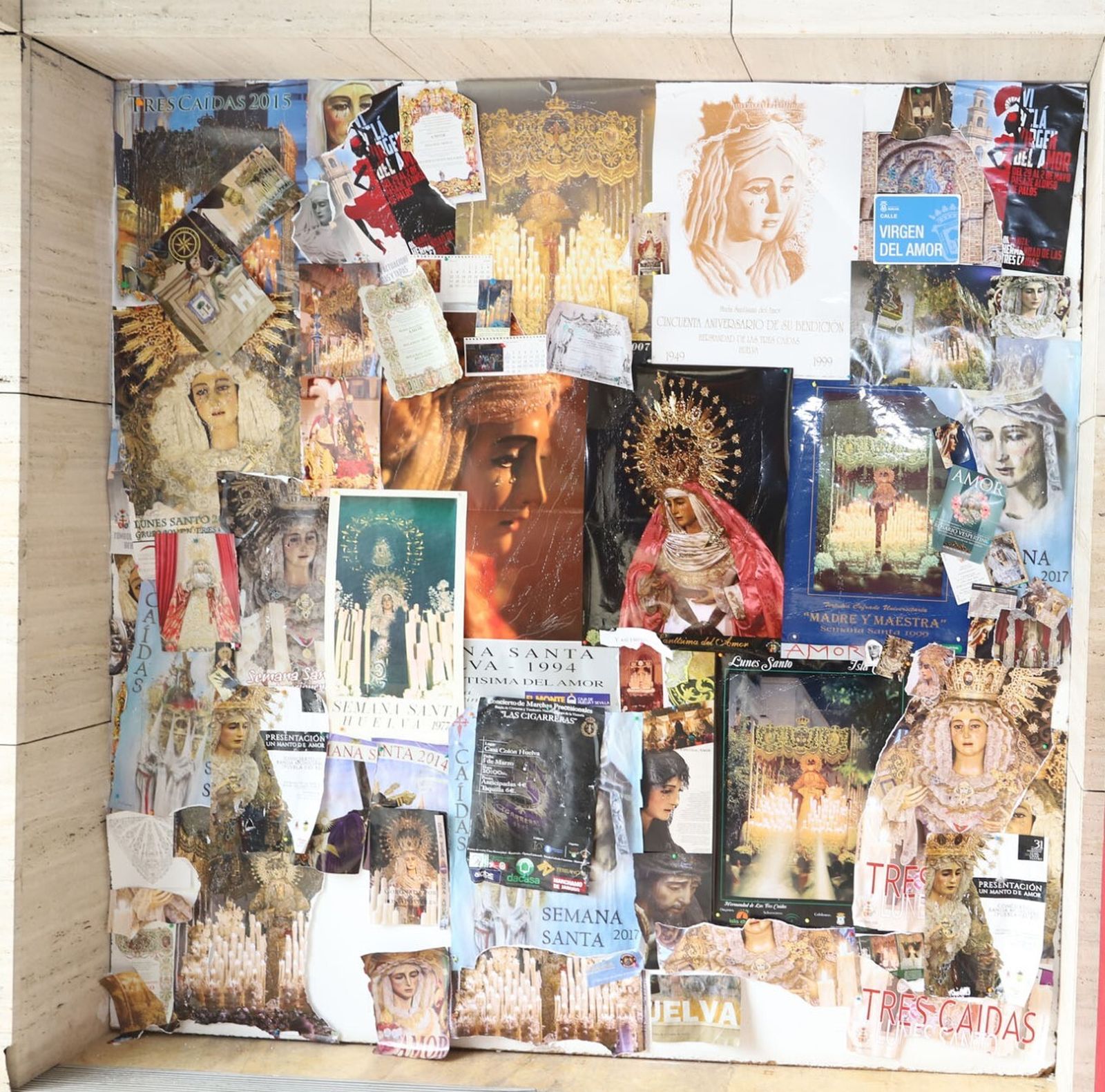 Carteles de la Virgen del Amor en la exposición del 75 aniversario de las Tres Caídas.