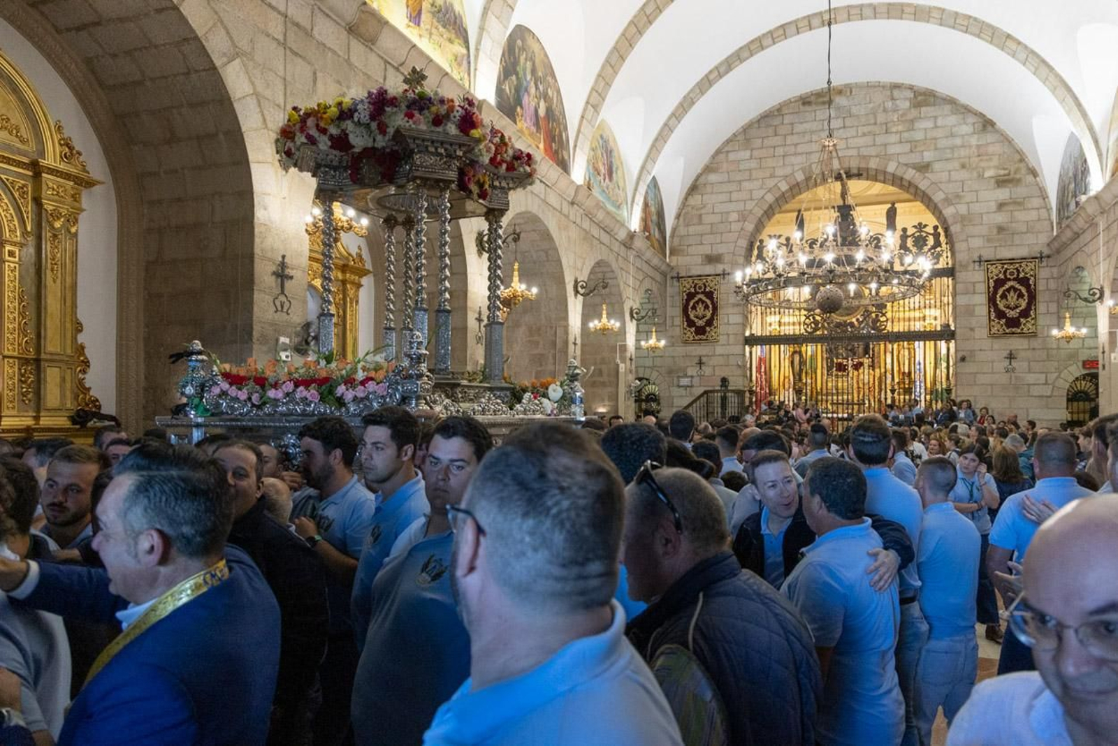 Miles de romeros acuden al encuentro de la Virgen de la Cabeza en su romería
