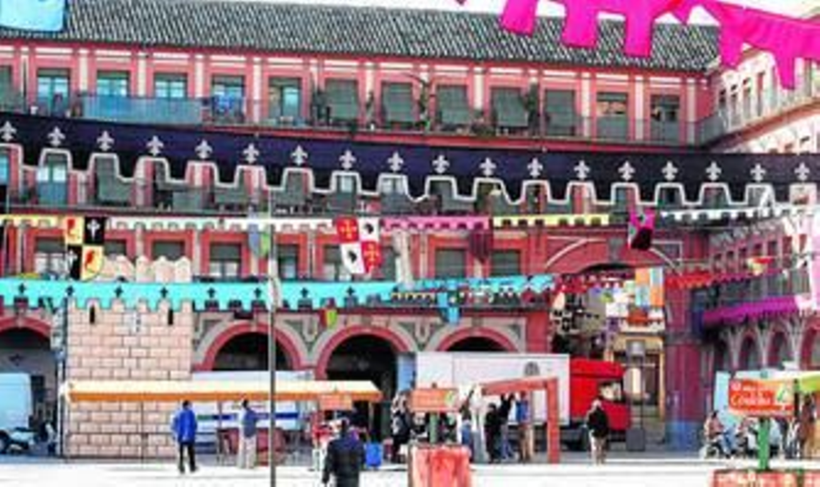 Operarios y artesanos montan el Mercado Medieval para que todo este preparado para la jornada de hoy.