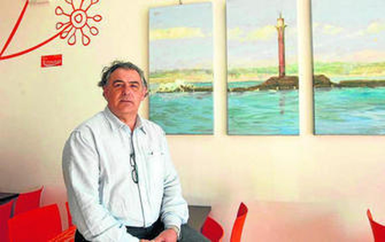 El pintor Ángel Lara, que partirá dentro de unos días hacia Brighton.