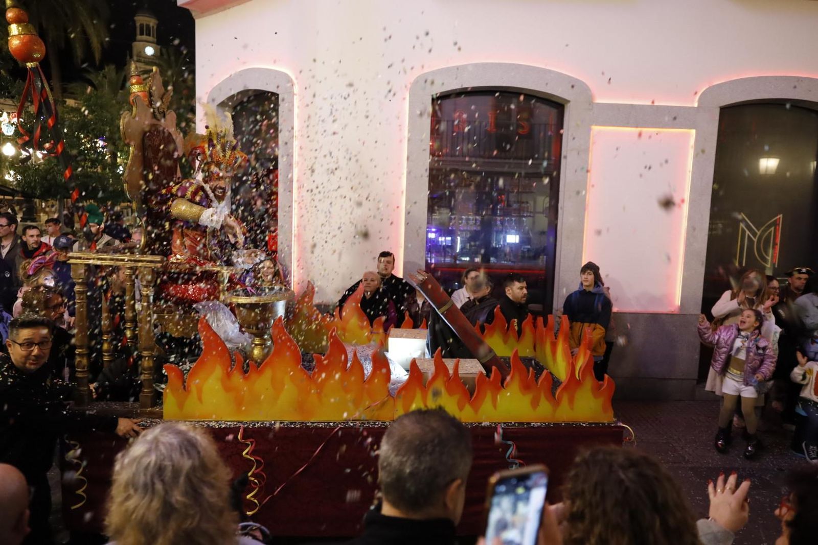 Cortejo, acto y quema del Dios Momo del Carnaval de Cádiz 2026