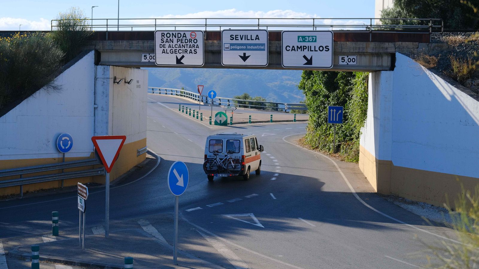Ninguna de las salidas de Ronda es por autovía Ninguna de las salidas de Ronda es por autovía