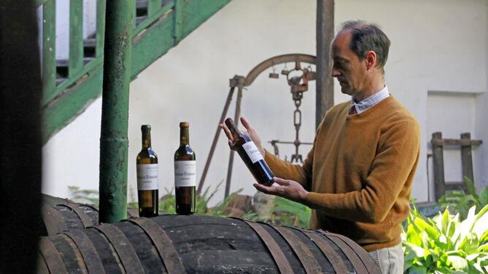 Juan Manuel Hidalgo en la histórica bodega jerezana Emilio Hidalgo.