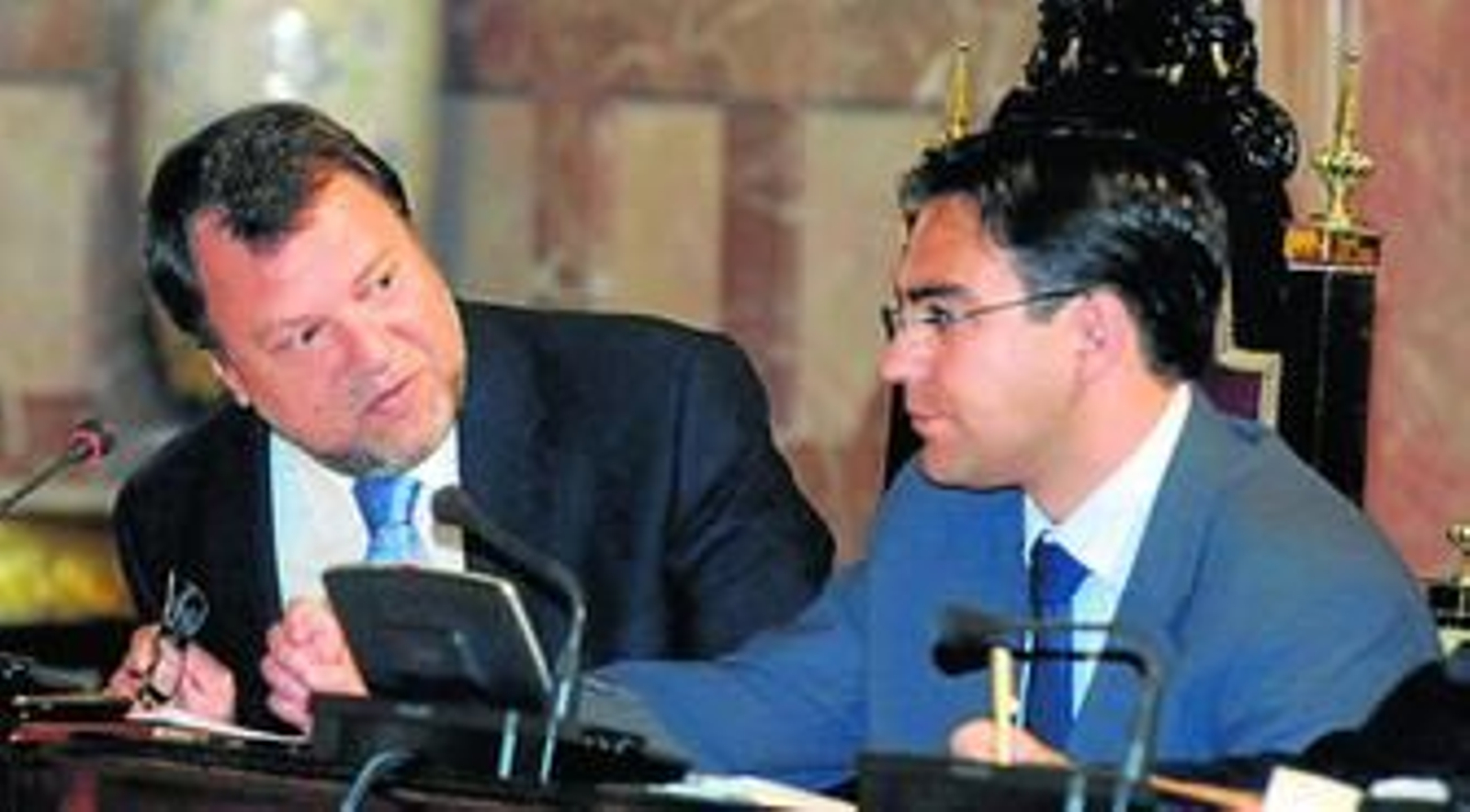 El alcalde y Alberto Moriña, el nuevo portavoz del PSOE, se sentarán juntos a partir de ahora en el Pleno.