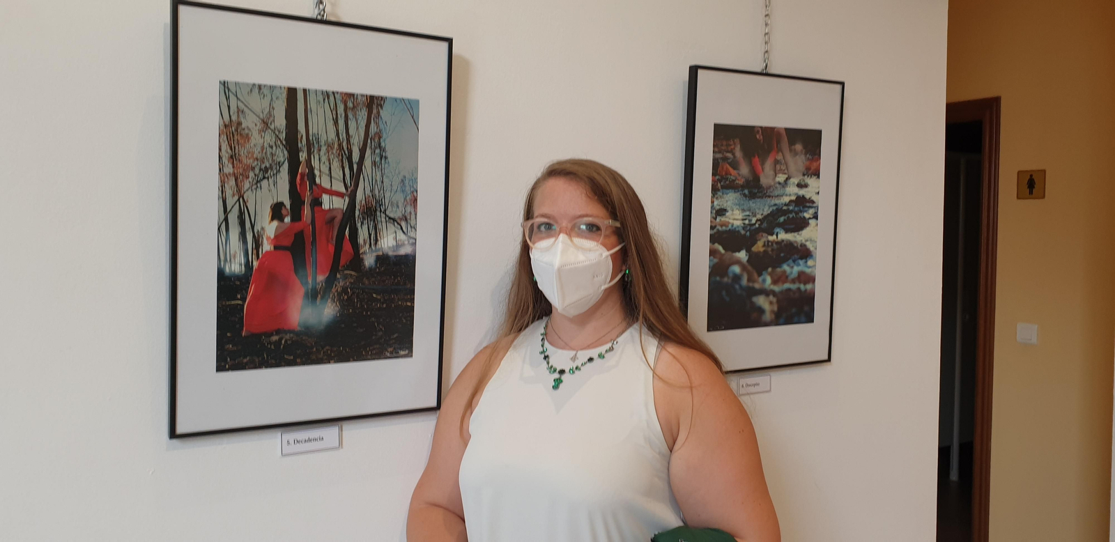 Imagen de la inauguración de la exposición con las fotografías del incendio del año pasado.