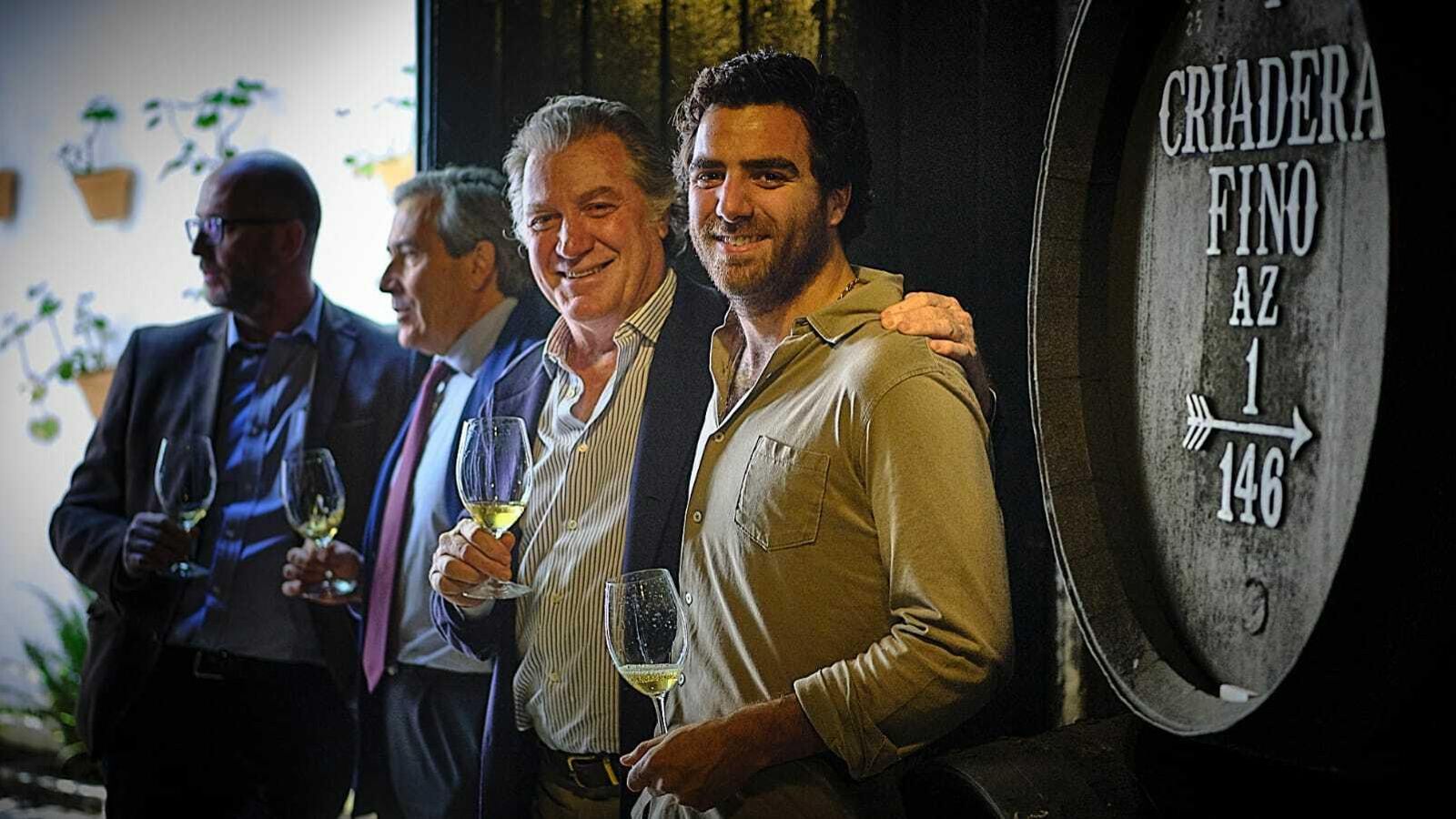 Carlos del Río junto a su hijo Jaime y otros amigos durante el recorrido por la bodega del antiguo fino Camborio.