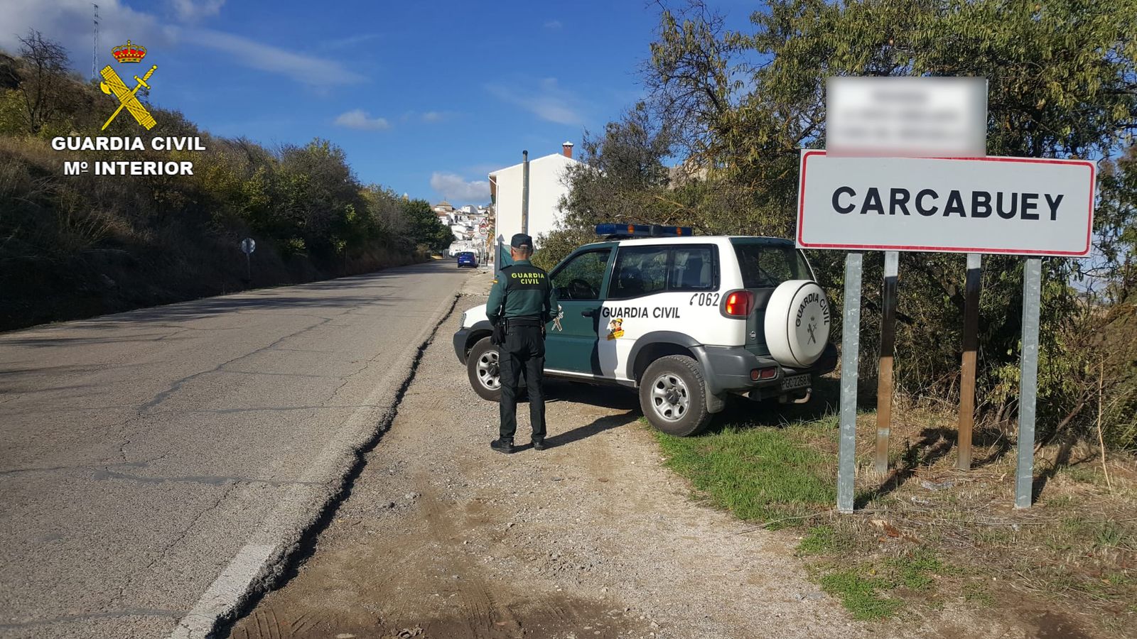 Un guardia civil, en una de las entradas a Carcabuey.