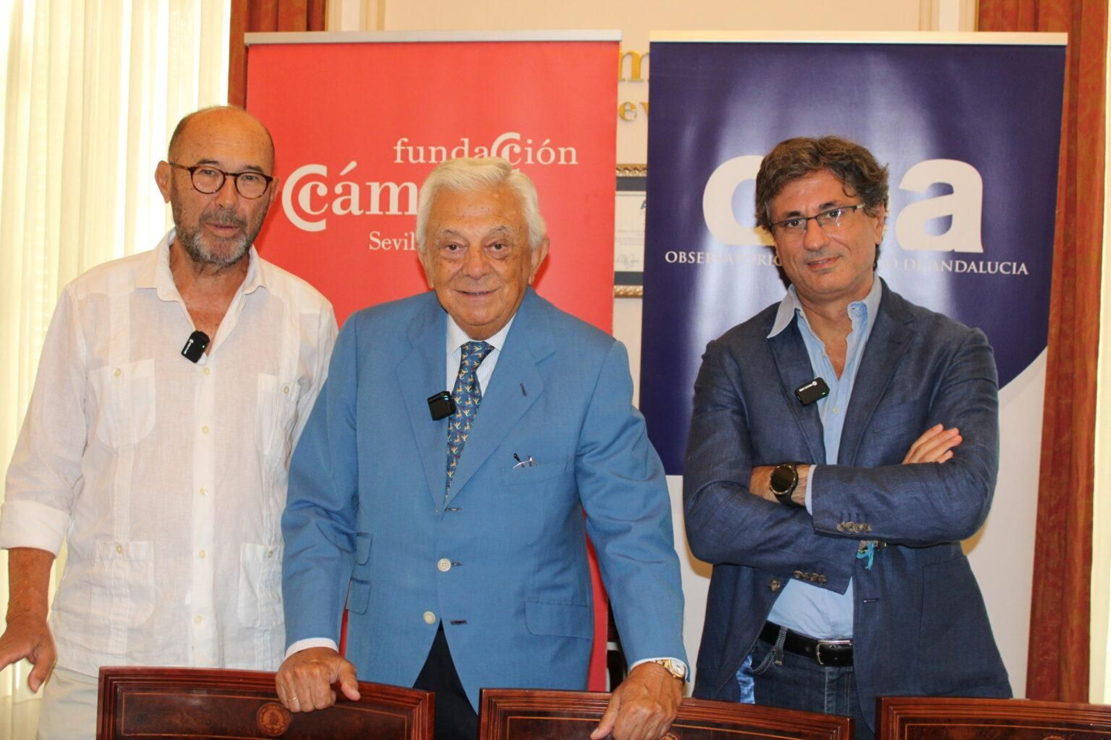 Francisco Ferraro, presidente del OEA; Francisco Herrero, presidente de la Cámara de Sevilla, y Manuel Alejandro Hidalgo, profesor de la UPO, en la presentación del informe.