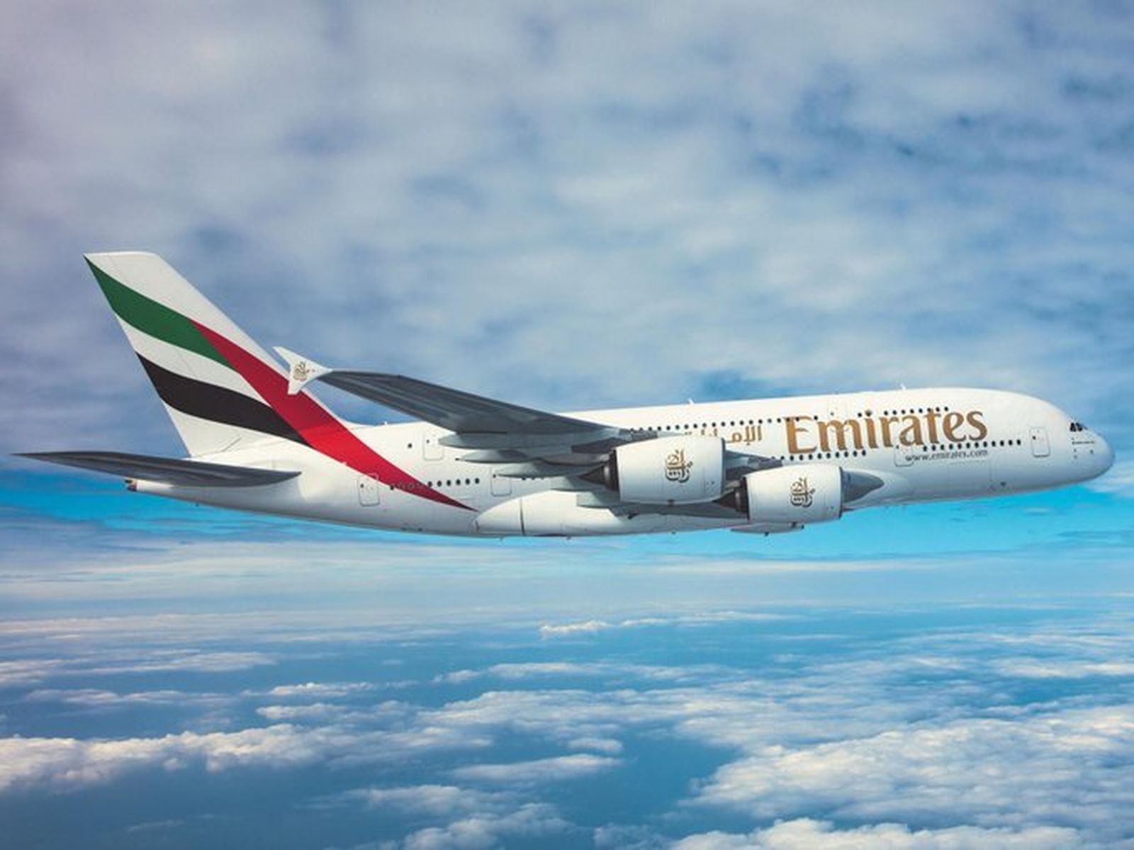 Un avión de Emirates surca los cielos