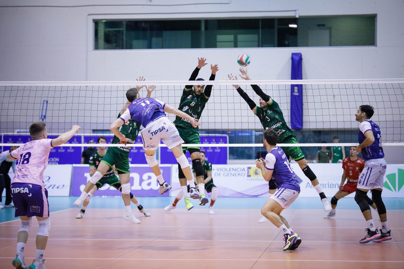 Imágenes del Unicaja Almería frente al conjunto valenciano de voleibol