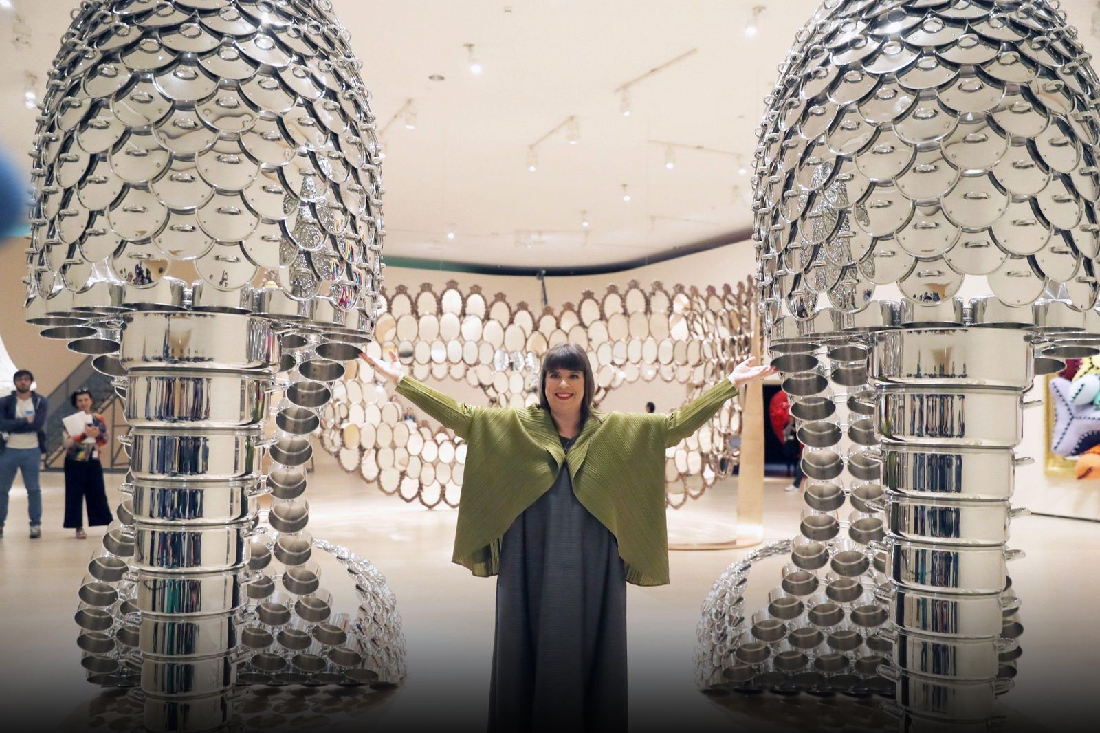 1. 'Gallo pop', una de las obras instaladas en el exterior del Guggenheim. 2. 'Call Center', una de las piezas más llamativas de la exposición. 3. 'Egeria', la monumental obra creada por la artista para el Atrio del museo. 4. Tres obras de la serie 'A todo vapor', en la que Vasconcelos emplea planchas para crear "flores de loto o Transformers domésticos". 5. La espectacular lámpara de 'La novia'.