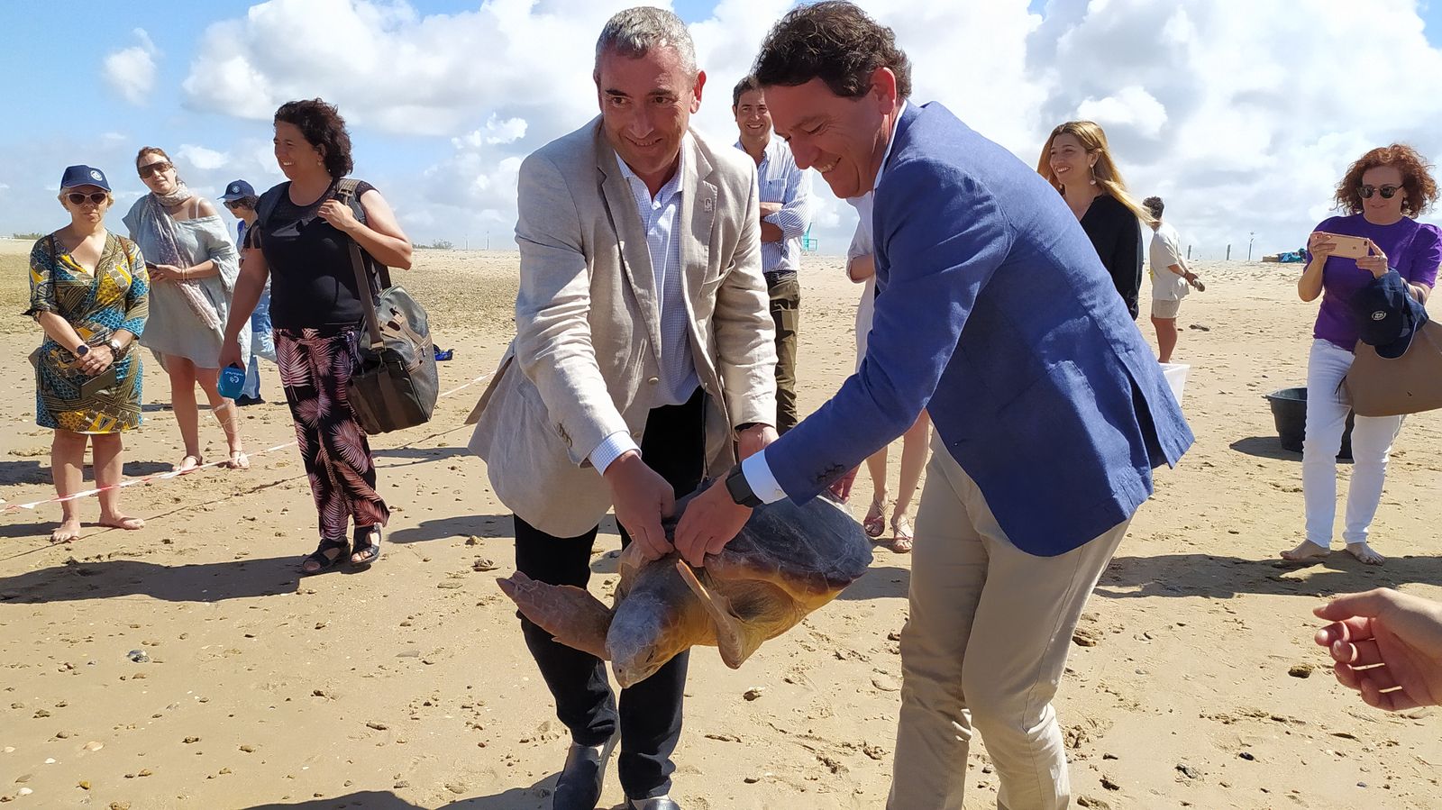 Suelta de tortugas marinas en la playa de Camposoto