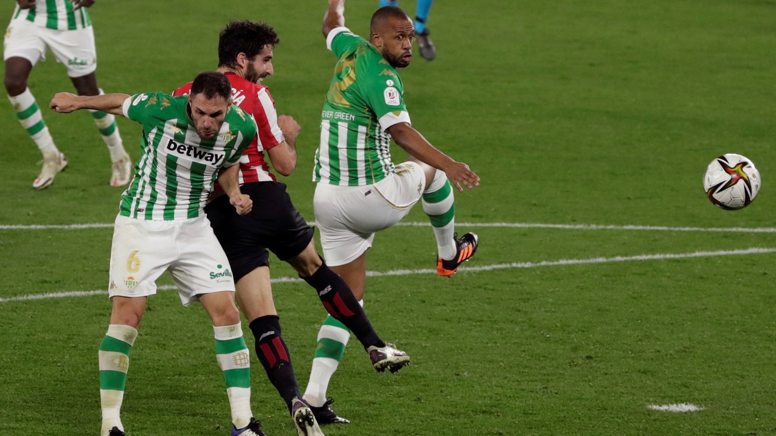 Raúl García cabecea el empate ante el Betis en la última jugada.