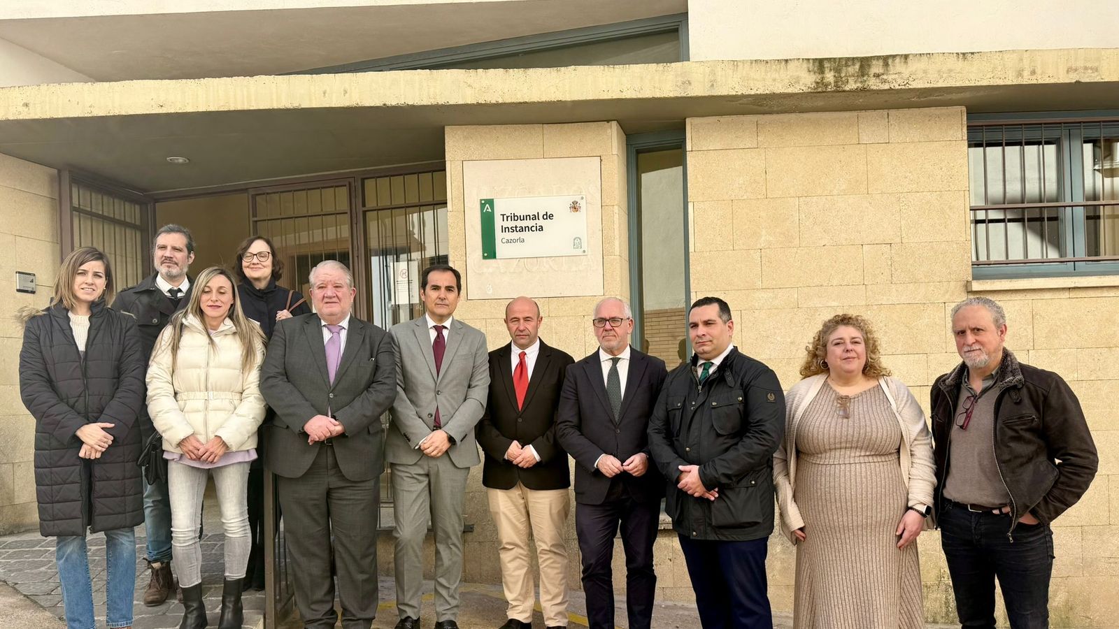 Representantes institucionales a las puertas del Tribunal de Instancia de Cazorla.
