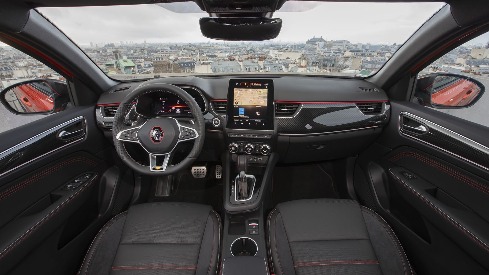 Salvo por el manejo del cambio, que tiene la función B adicionalmente a la D y en el híbrido carece de levas, o la inclusión de una tecla EV en la consola central, el salpicadero es igual al de los Arkana de 12 voltios.