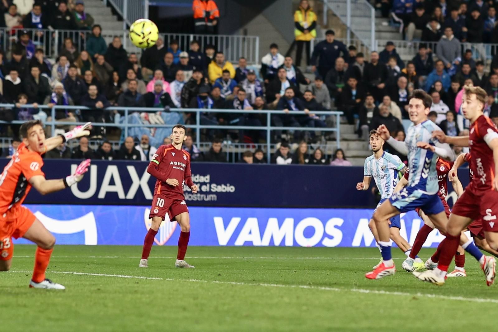 El golazo de David Larrubia que hizo estallar a La Rosaleda, foto a foto