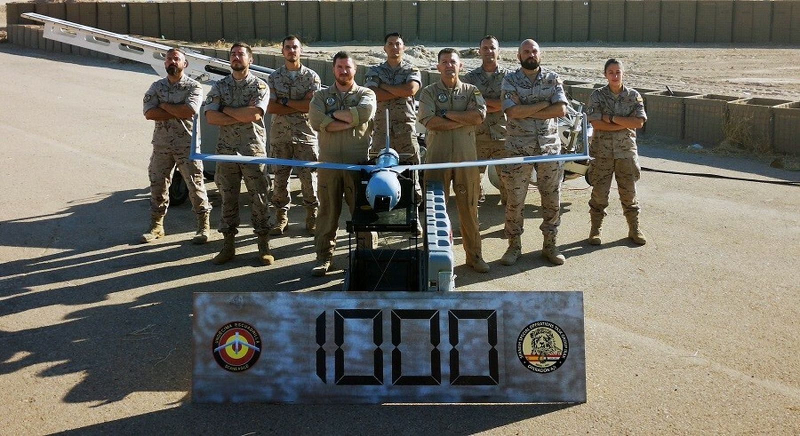 El último equipo de la Undécima en Irak celebrando las mil horas de vuelo.