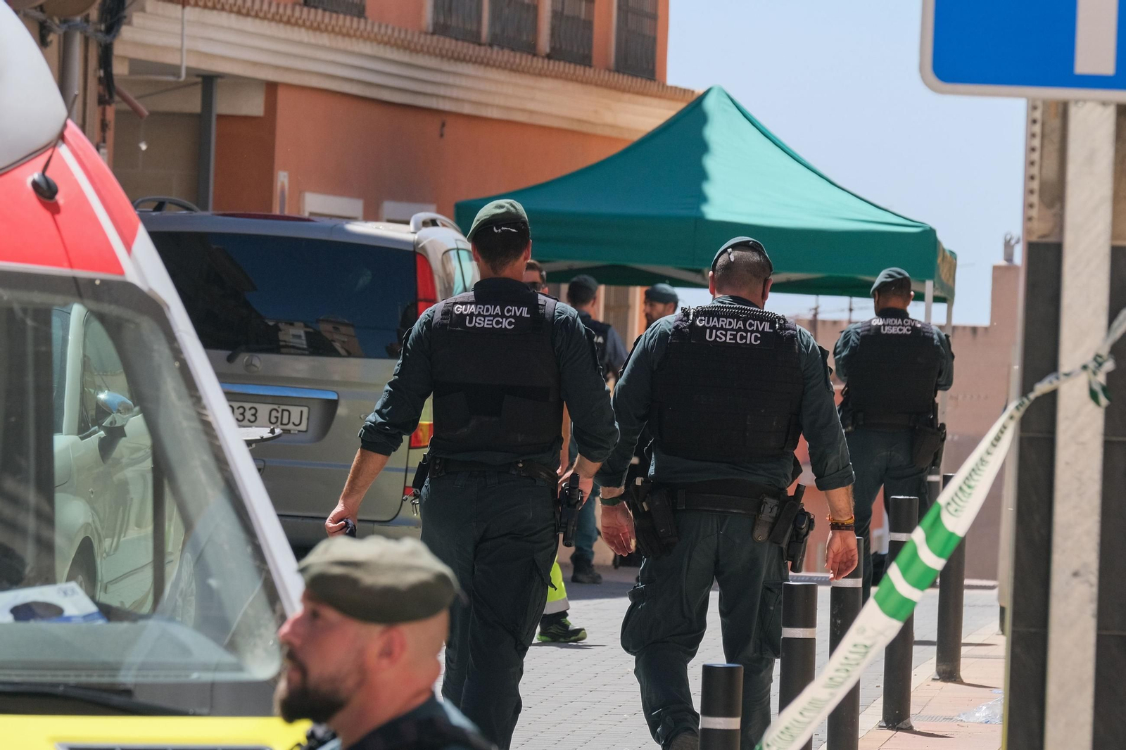 Agentes de la Guardia Civl en el entorno de la vivenda donde estaba atrincherado el joven.