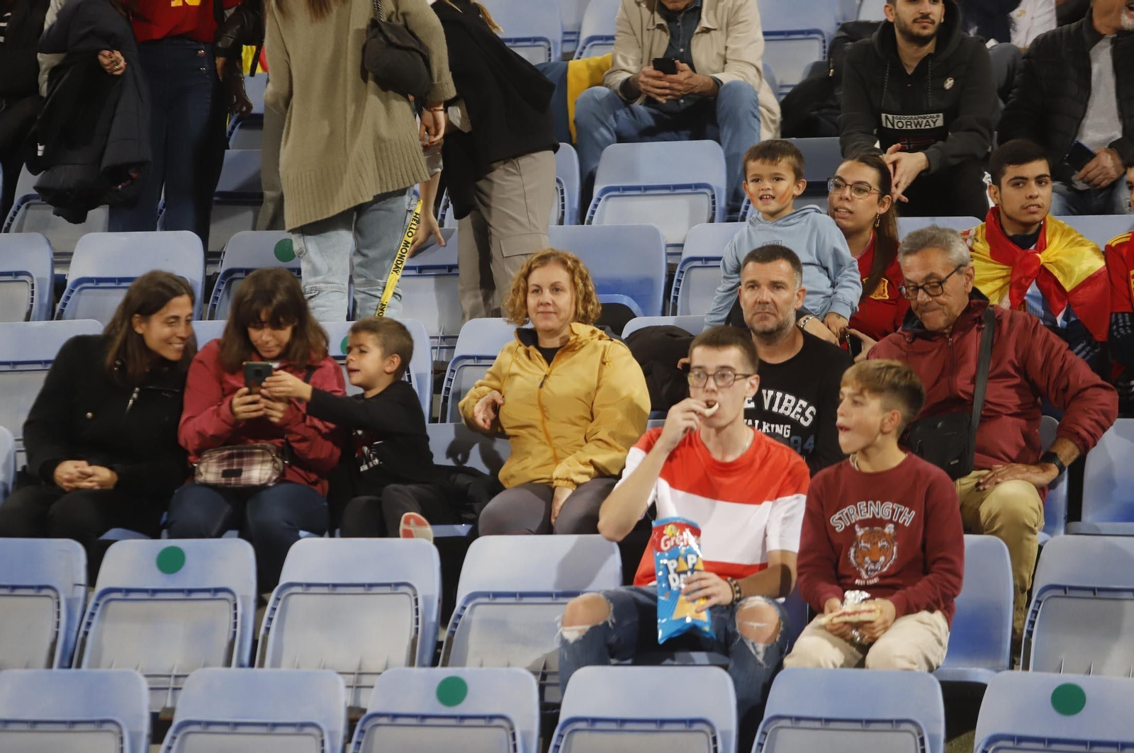 Gran ambiente para ver la selección española sub-21 en Huelva