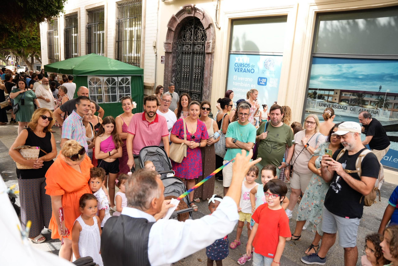 Las mejores imágenes del espectáculo de magia en la calle de la Feria de Almería