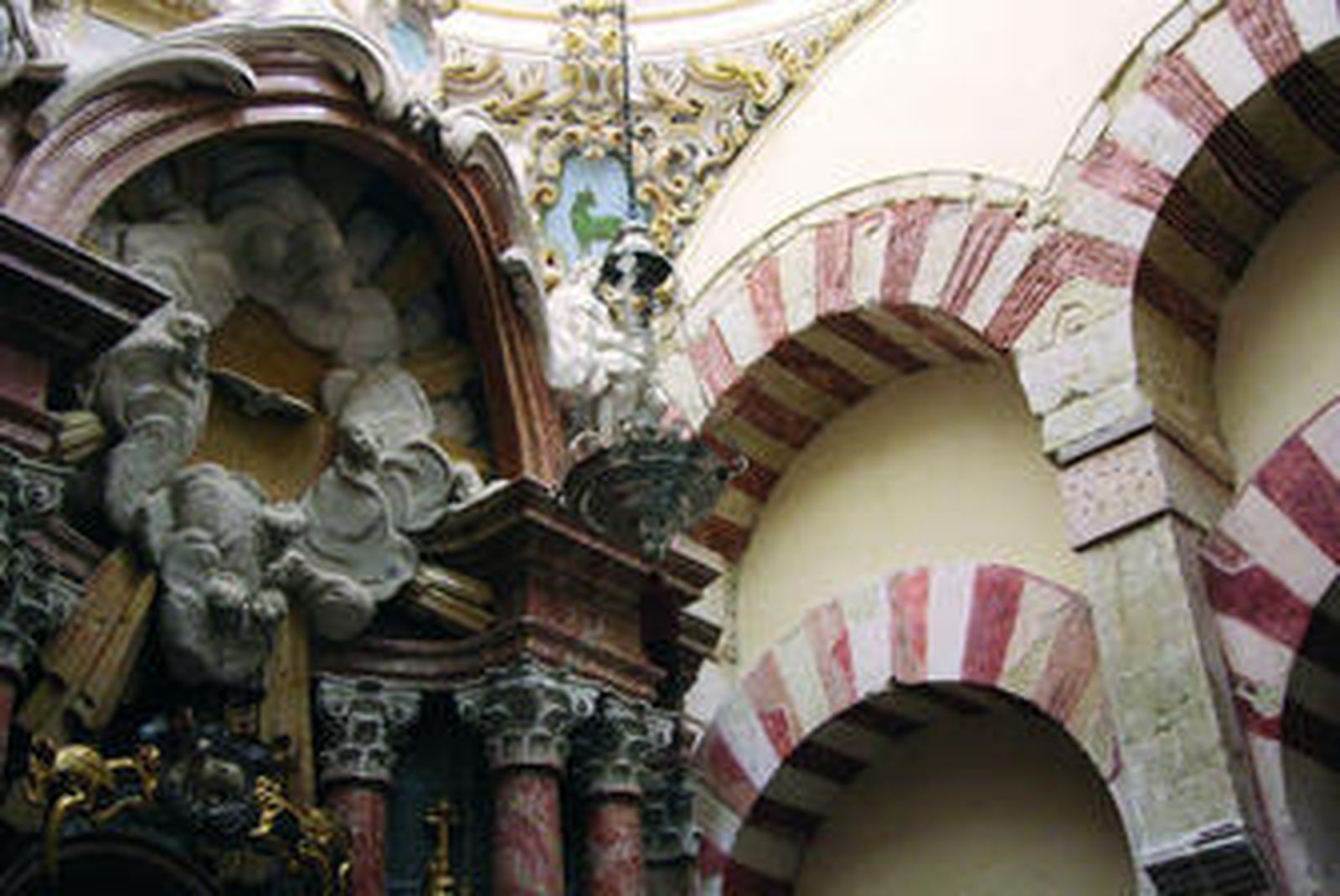 Un ejemplo de la yuxtaposición de estilos arquitectónicos en la Mezquita de Córdoba.