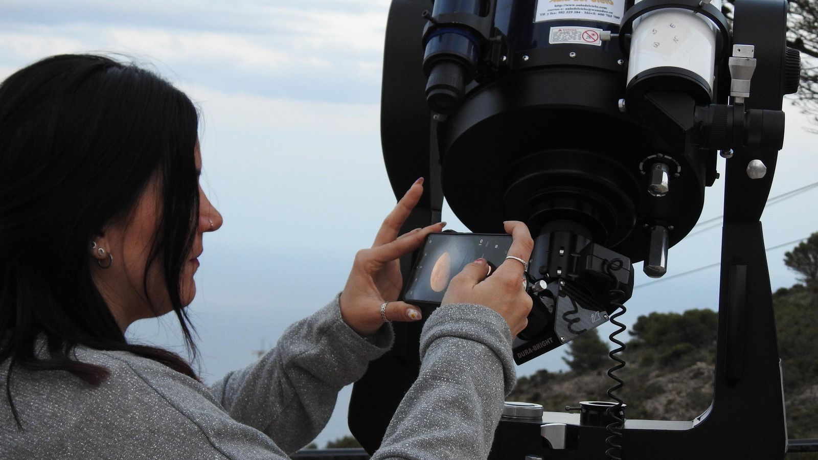 Una joven disfruta de firmamento.