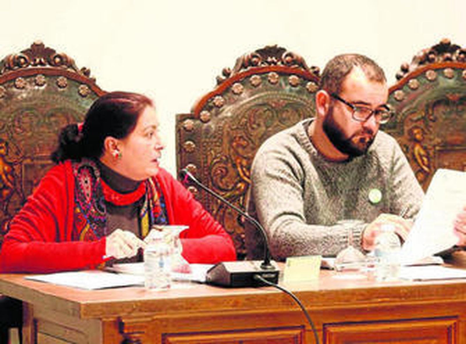 Ceferina Peño, concejala de IU, junto al también edil de la formación de izquierdas Manuel Sánchez.