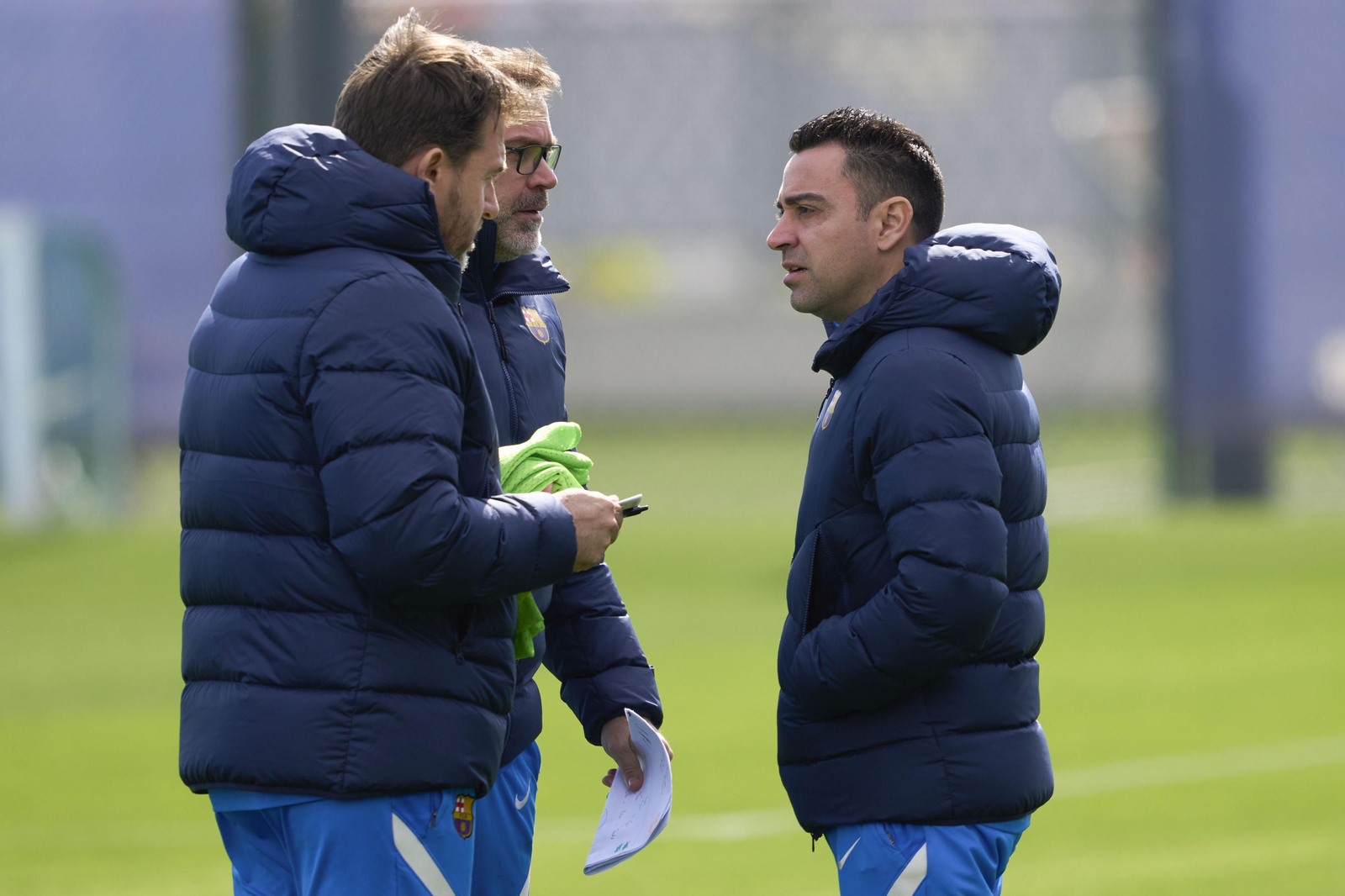 Xavi dialoga con sus ayudantes, Óscar Hernández y Sergio Alegre, en el entrenamiento previo al Barça-Sevilla.