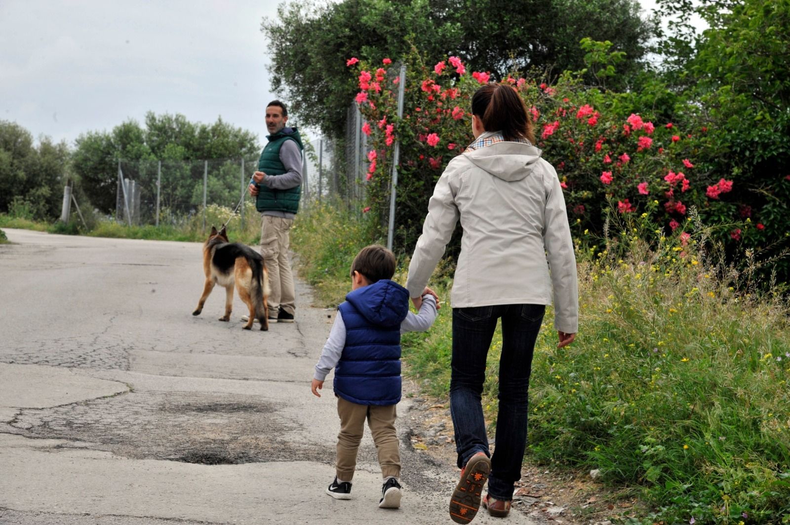 Una familia paseando este domingo.