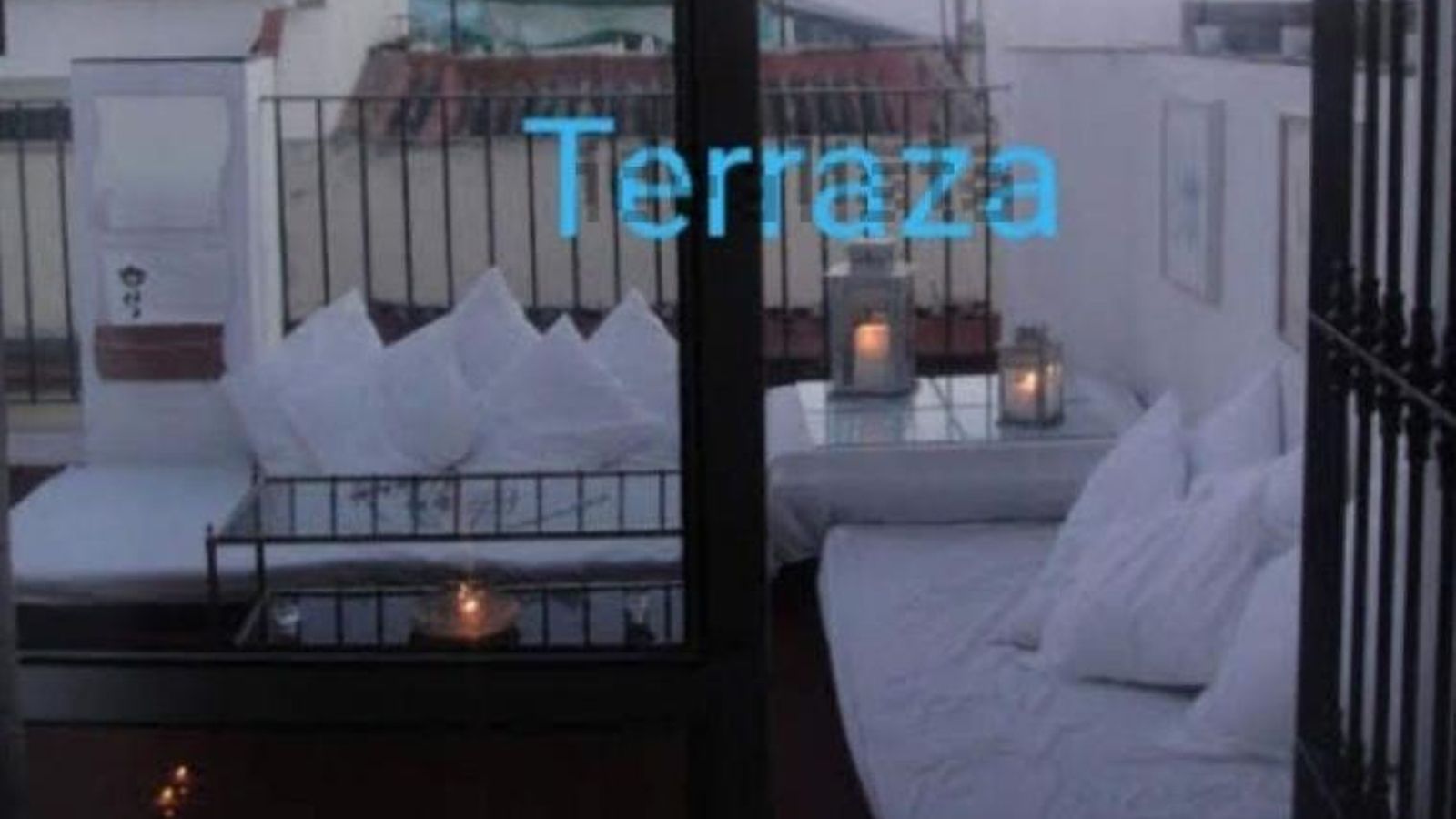 Acceso a la terraza del ático entre la calle Betis y Pagés del Corro