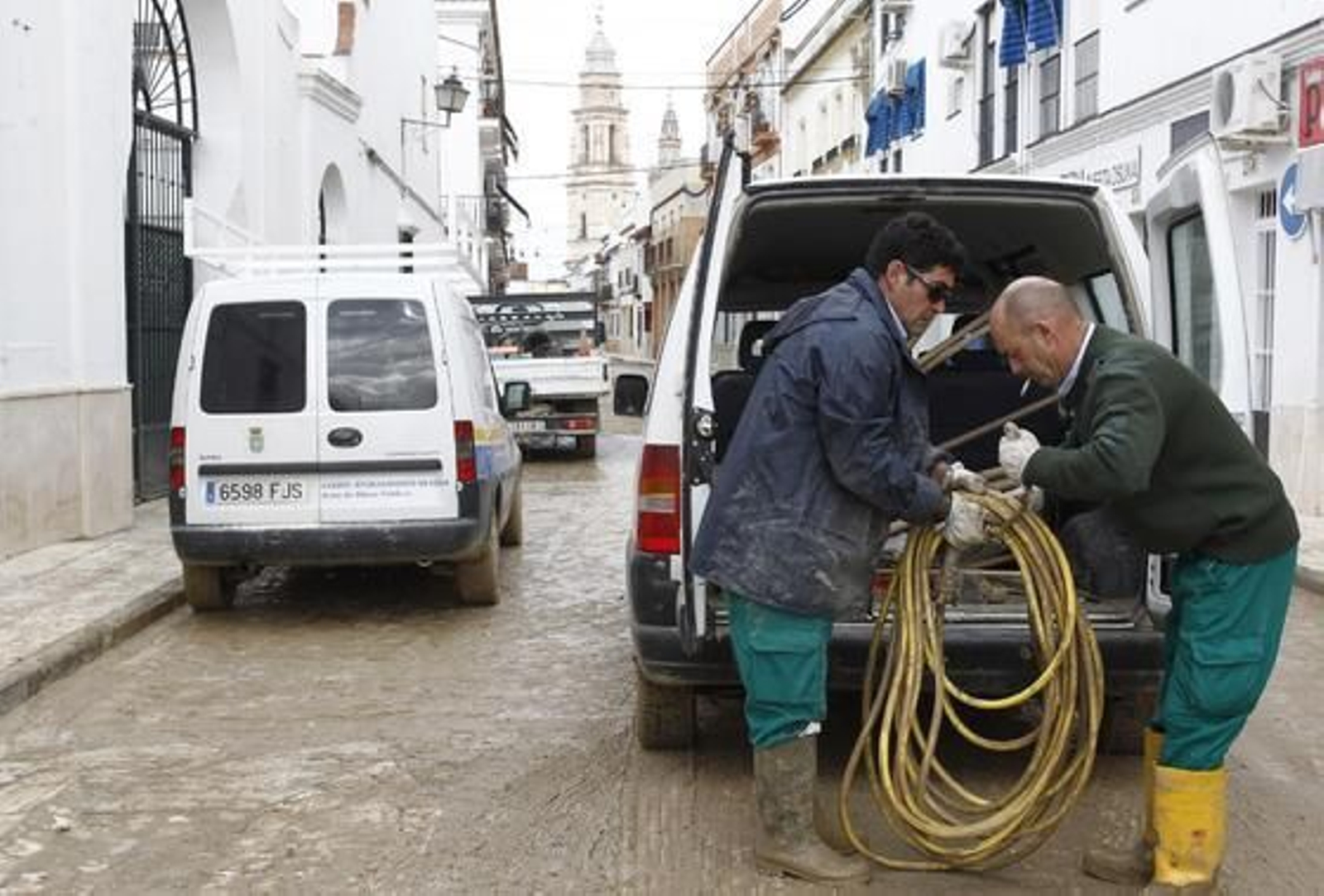 Los vecinos limpian el lodo de las calles y se preparan para la nueva alerta de lluvias.

Foto: Antonio Pizarro