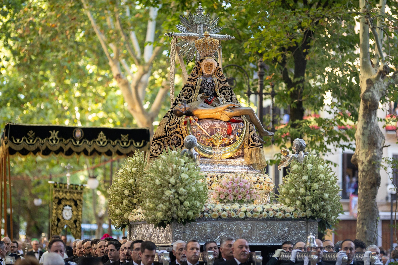 Fotos: así ha sido la procesión de la Virgen de las Angustias de Granada