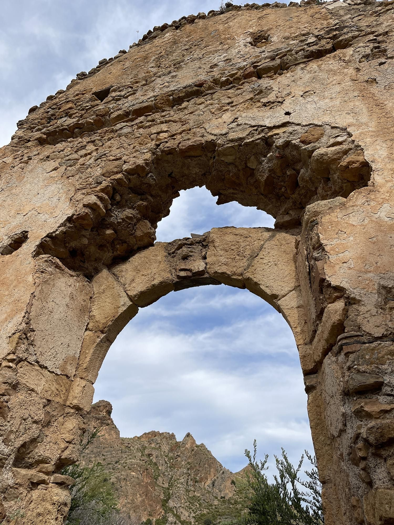 Lugar donde estaría ubicado el escudo del obispo.