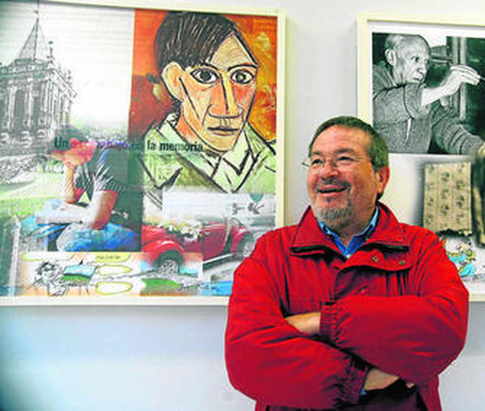 Vicente Toti posa en la antigua sede de 'Huelva Información', con las obras que expuso en el año 2012.