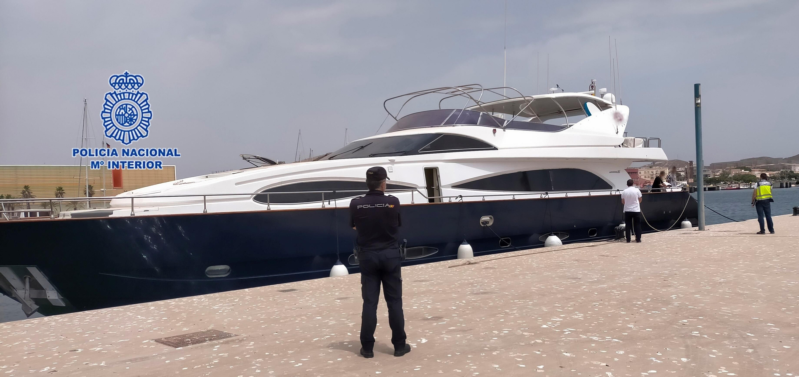 Fotografía facilitada por la Policía Nacional del yate de que se ha incautado en aguas de Cartagena