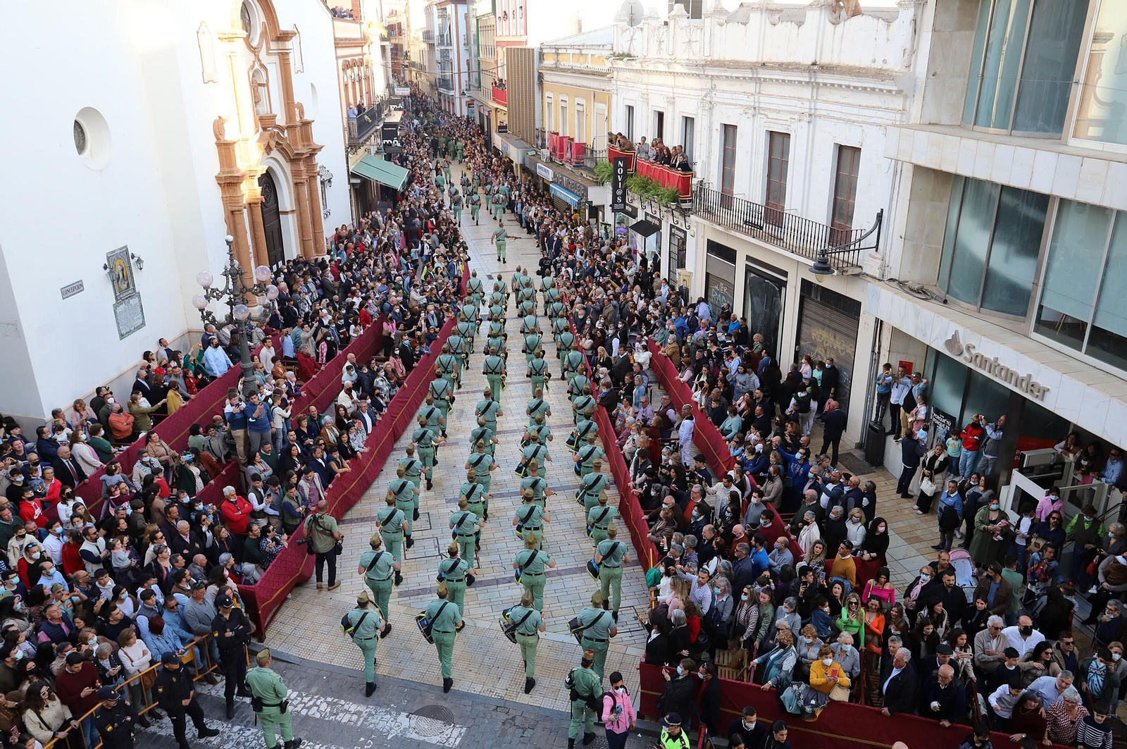 La Legión acompaña al Cristo de la Vera+Cruz en su procesión por Huelva, en imágenes