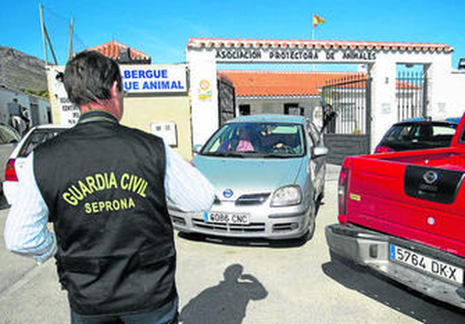 Momento en que agentes del Seprona de la Guardia Civil proceden a la detención.