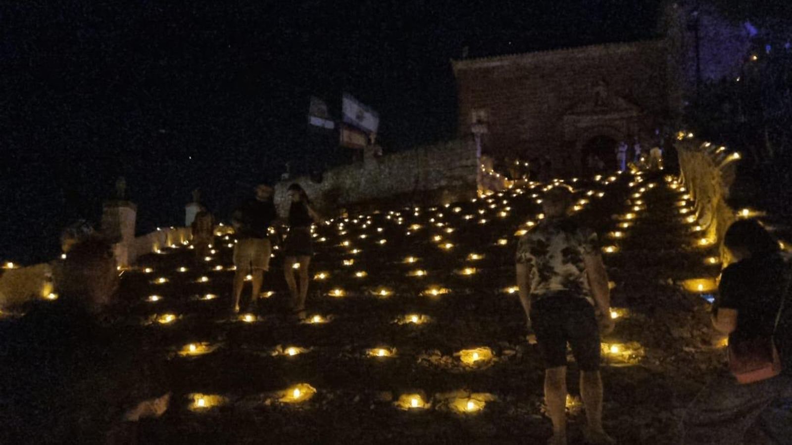Ladera de un castillo a la luz de las velas.