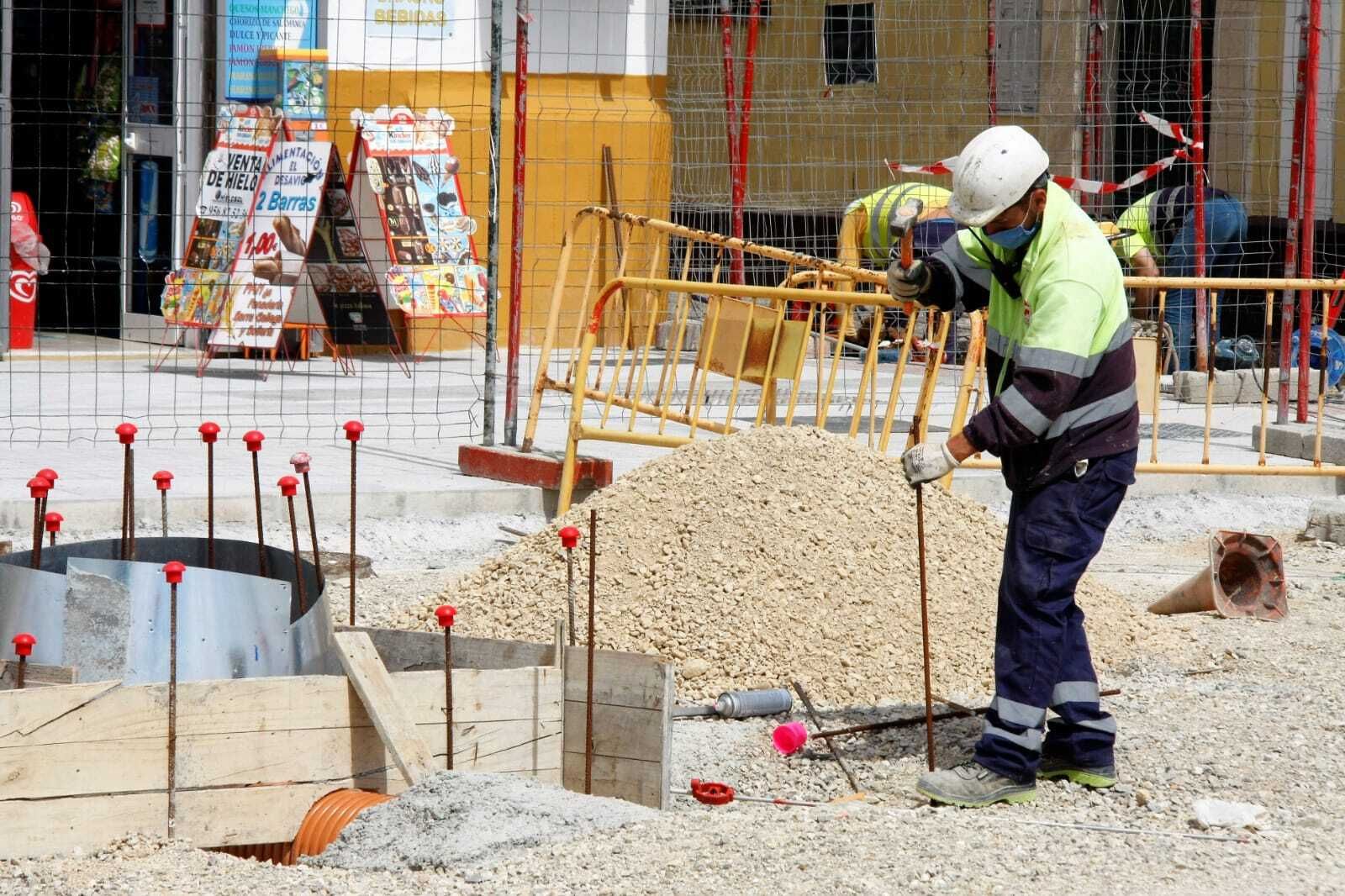 Un operario, trabajando esta semana en la obra del parking de Pozos Dulces.