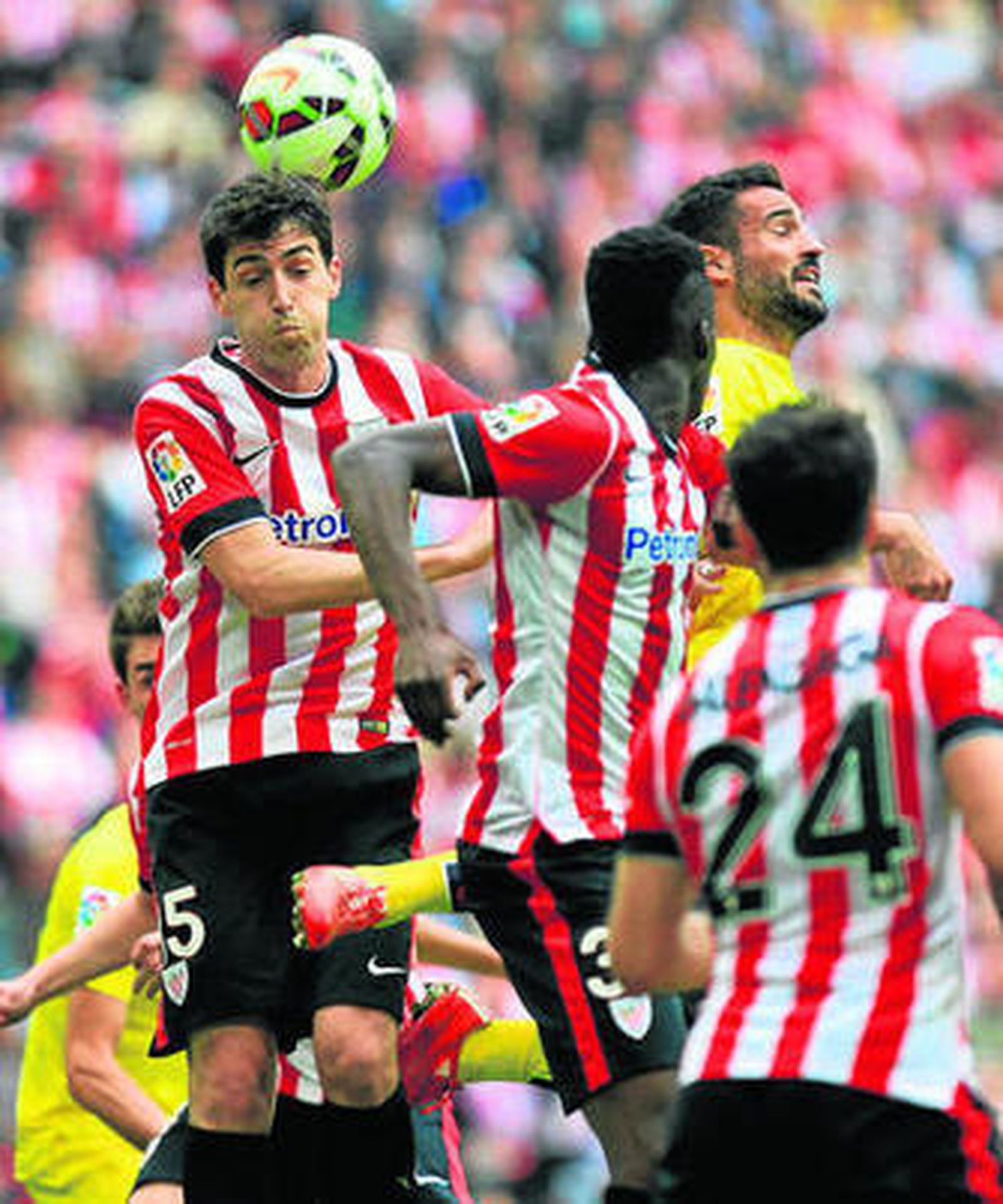 Iraola, rodeado de jugadores, toca el balón de cabeza.
