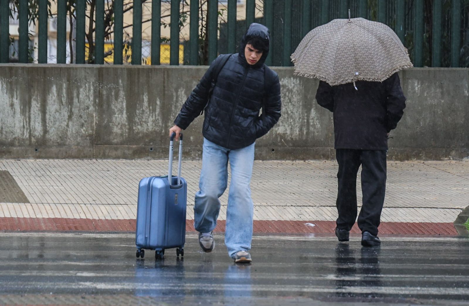 Fotografías de la mañana lluviosa en la capital