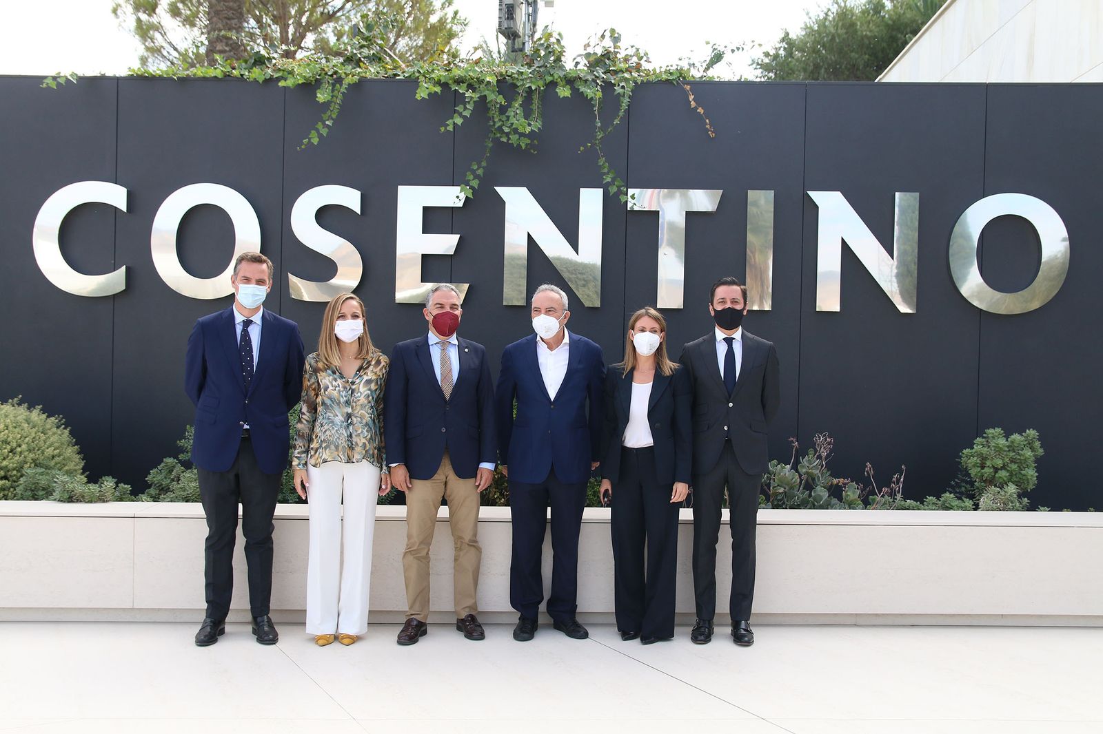 Las imágenes de la visita de Bendodo a Cosentino y la firma de la adenda con Extenda y la AEMA