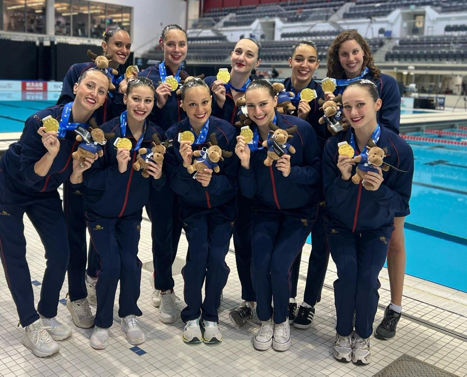 El equipo español de rutina técnica de equipo celebra su medalla de oro en la Copa del Mundo en Canadá