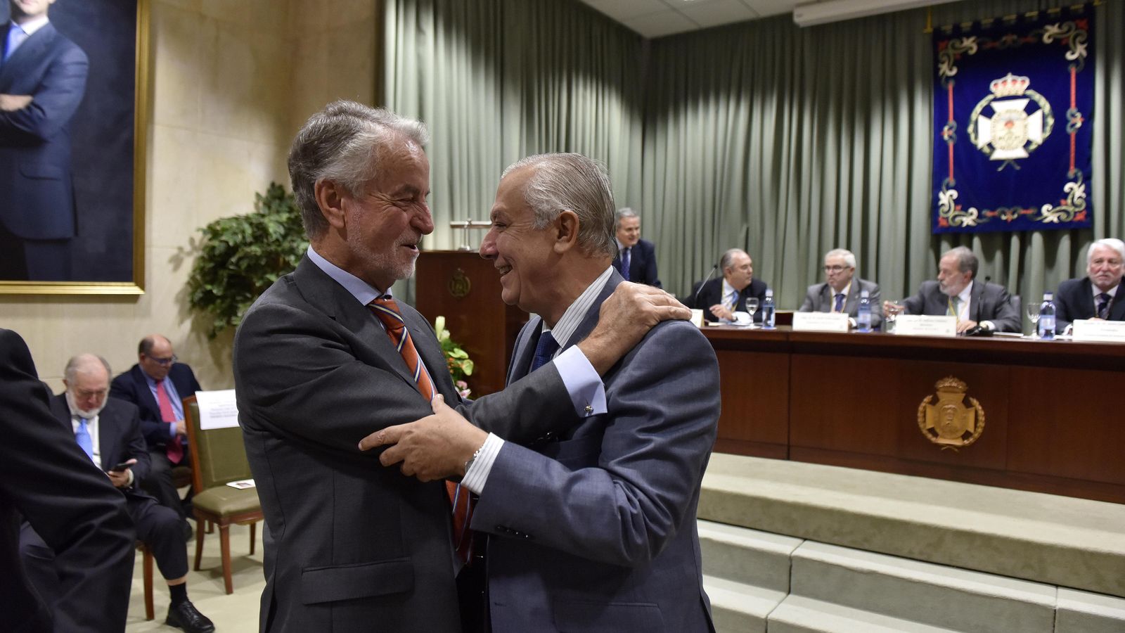El doctor Francisco Javier Trujillo y Javier Arenas, en el Colegio de Médicos.